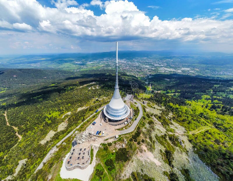 Liberec τσεχική δημοκρατία ιούνιος 2021 : jested mountain hotel and tv transmitt πάνω από την liberec τσεχική δημοκρατία. κεραία στοκ φωτογραφίες με δικαίωμα ελεύθερης χρήσης