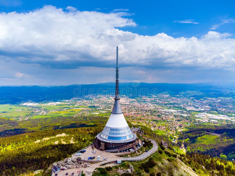 Liberec τσεχική δημοκρατία ιούνιος 2021 : jested mountain hotel and tv transmitt πάνω από την liberec τσεχική δημοκρατία. κεραία στοκ εικόνες