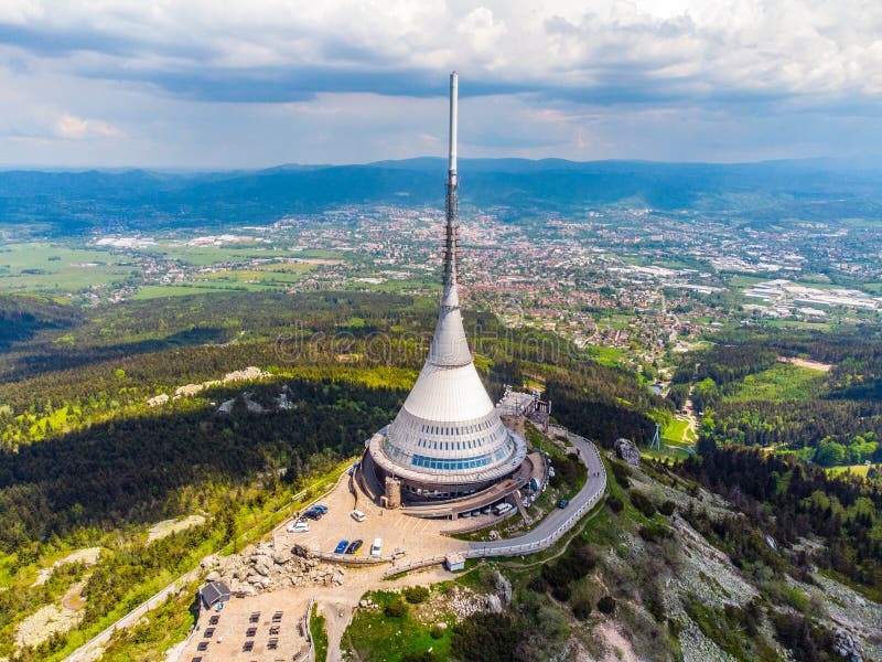 Liberec τσεχική δημοκρατία ιούνιος 2021 : jested mountain hotel and tv transmitt πάνω από την liberec τσεχική δημοκρατία. κεραία στοκ εικόνα με δικαίωμα ελεύθερης χρήσης