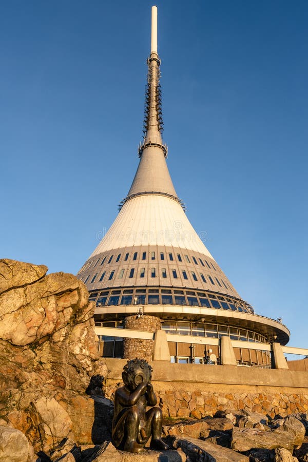 Liberec τσεχική δημοκρατία νοέμβριος 11 νοεμβρίου 2020 : jested mountain hotel και πομπός την κυριακή liberec czech στοκ φωτογραφίες με δικαίωμα ελεύθερης χρήσης
