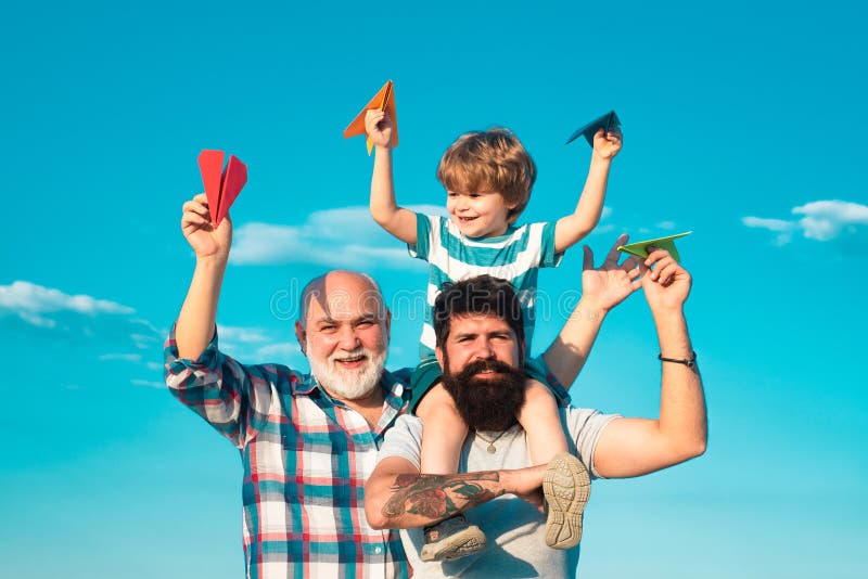 Heureux Enfant Jouant Avec Le Jouet Fusée Contre Le Ciel D'été