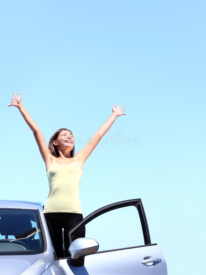 Libertad feliz de la mujer del coche foto de archivo libre de regalías Libertad feliz de la mujer del coche foto de archivo libre de regalías