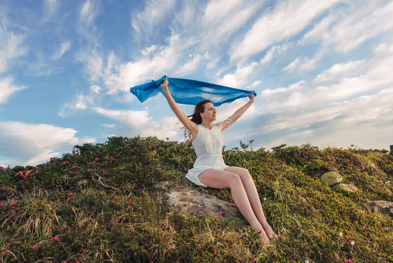 Libertad feliz de la sensación de la mujer y disfrutar de la naturaleza fotos de archivo Libertad feliz de la sensación de la mujer y disfrutar de la naturaleza fotos de archivo