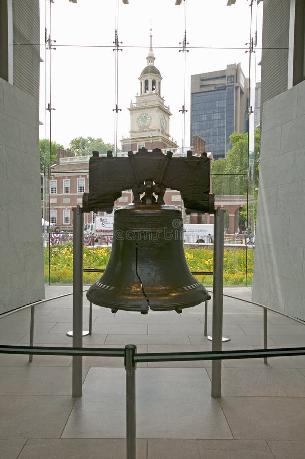 Liberty Bell, a Liberty Bell Center, davanti ad indipendenza Corridoio nell'area storica di Filadelfia, la Pensilvania