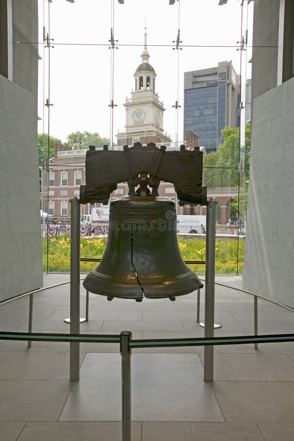 Liberty Bell, przy Liberty Bell centrum przed niezależnością Hall w historycznym terenie Filadelfia, Pennsylwania zdjęcie stock Liberty Bell, przy Liberty Bell centrum przed niezależnością Hall w historycznym terenie Filadelfia, Pennsylwania zdjęcie stock
