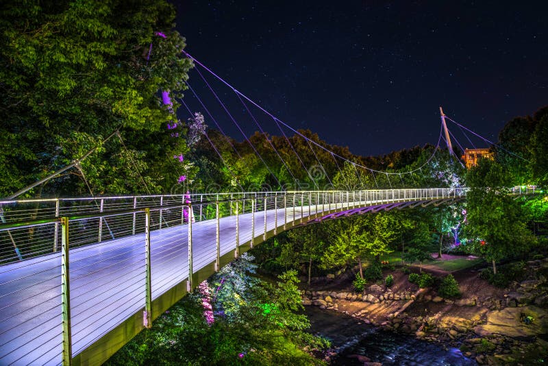 Liberty Bridge illuminato a Greenville del centro Carolina del Sud