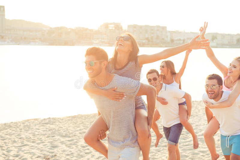 Libertà, amore, amicizia, umore di estate Giovani ragazzi felici p immagine stock libera da diritti Libertà, amore, amicizia, umore di estate Giovani ragazzi felici p immagine stock libera da diritti