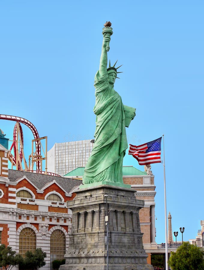 Liberté de statue, drapeau des Etats-Unis, casino d'hôtel de New York, Las Vegas photo libre de droits Liberté de statue, drapeau des Etats-Unis, casino d'hôtel de New York, Las Vegas photo libre de droits