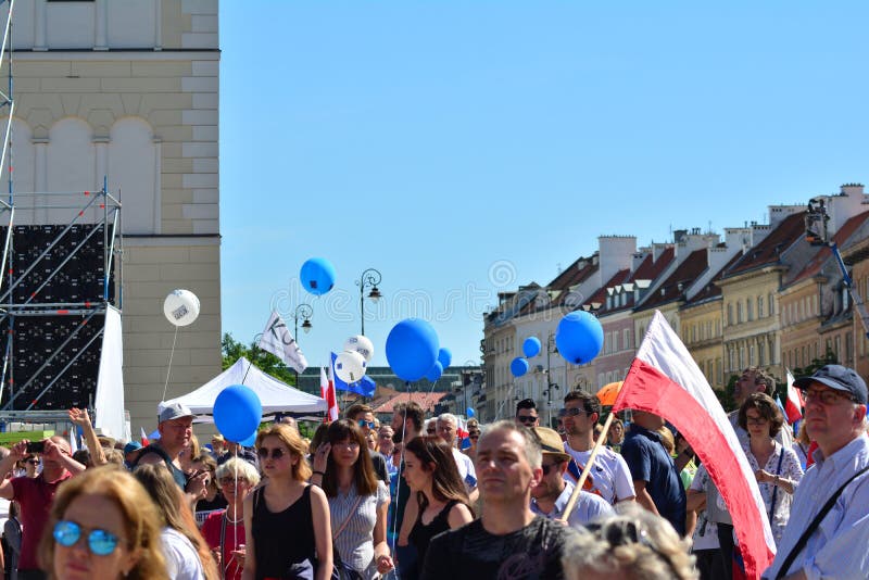 Liberté mars Polonais marchent pour dénoncer le gouvernement, érodant la démocratie image stock Liberté mars Polonais marchent pour dénoncer le gouvernement, érodant la démocratie image stock