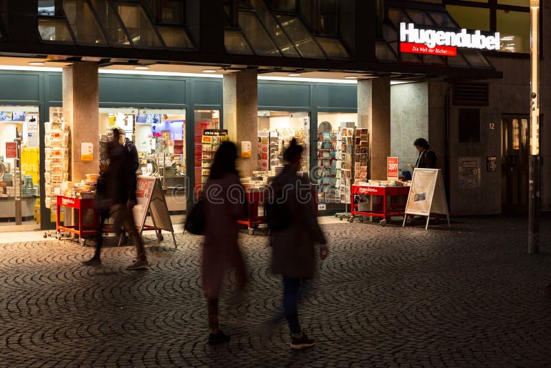 Libreria Hugendubel del colpo di notte a Francoforte immagine stock libera da diritti Libreria Hugendubel del colpo di notte a Francoforte immagine stock libera da diritti