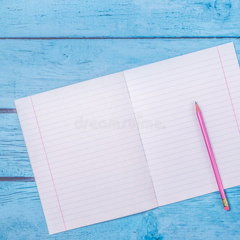 Libreta con el l?piz en el fondo de madera del tablero usando el papel pintado para la educaci?n, foto del negocio Tome la nota d imágenes de archivo libres de regalías Libreta con el l?piz en el fondo de madera del tablero usando el papel pintado para la educaci?n, foto del negocio Tome la nota d imágenes de archivo libres de regalías