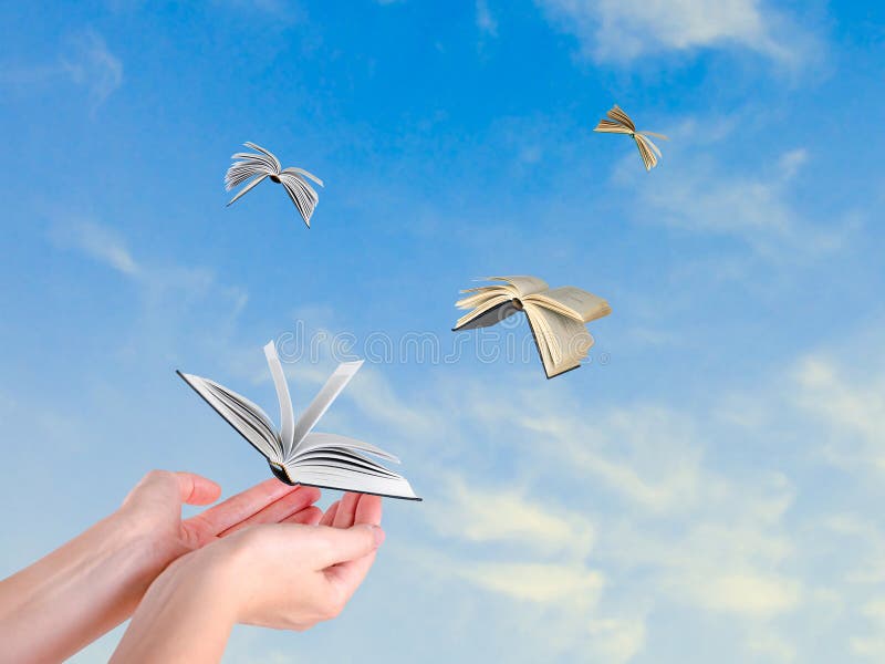 Libri che volano dalle mani fotografia stock libera da diritti Libri che volano dalle mani fotografia stock libera da diritti