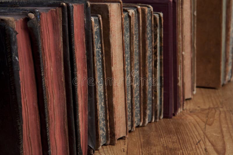 Libri dell'annata in una riga fotografia stock Libri dell'annata in una riga fotografia stock