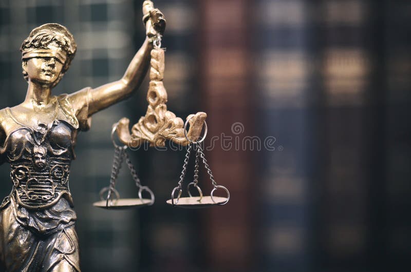 Libri della bilancia della giustizia, di signora Justice e di legge nei precedenti fotografia stock libera da diritti Libri della bilancia della giustizia, di signora Justice e di legge nei precedenti fotografia stock libera da diritti