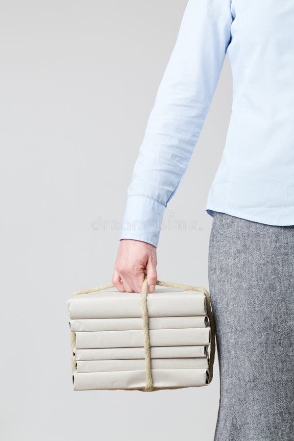 Libri della tenuta della donna come pacchetto fotografia stock libera da diritti Libri della tenuta della donna come pacchetto fotografia stock libera da diritti