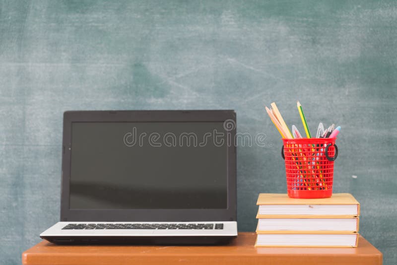 Libri di scuola sullo scrittorio, di nuovo ai rifornimenti di scuola Libri e lavagna su fondo di legno, concetto di istruzione fotografia stock Libri di scuola sullo scrittorio, di nuovo ai rifornimenti di scuola Libri e lavagna su fondo di legno, concetto di istruzione fotografia stock