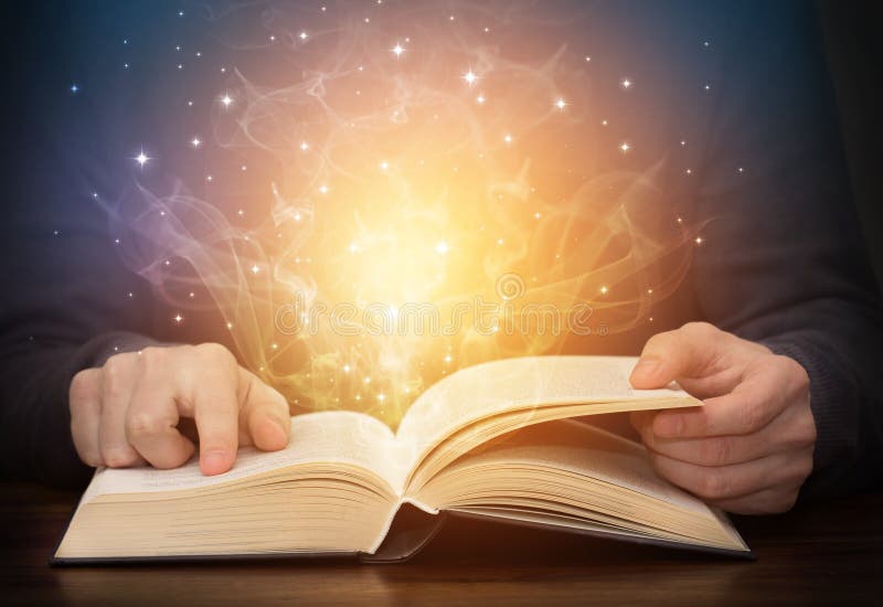 Libri magici aperti con scintille luminose fotografie stock