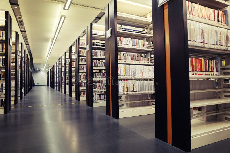 Libri sugli scaffali in biblioteca, scaffali per libri delle biblioteche con i libri, scaffali delle biblioteche, bookracks fotografia stock Libri sugli scaffali in biblioteca, scaffali per libri delle biblioteche con i libri, scaffali delle biblioteche, bookracks fotografia stock
