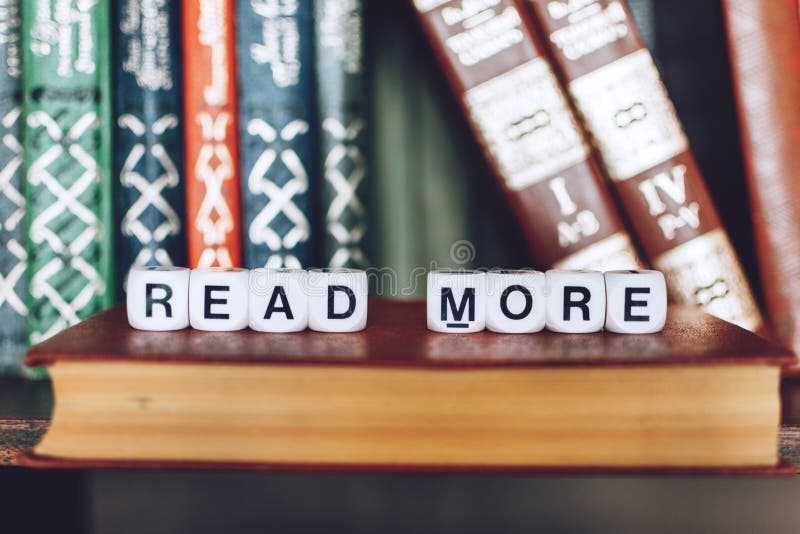 Libri sullo scaffale con le parole COLTO DI PIÙ Il testo HA LETTO PIÙ sul libro Leggendo, imparando, istruzione, concetto delle b fotografia stock Libri sullo scaffale con le parole COLTO DI PIÙ Il testo HA LETTO PIÙ sul libro Leggendo, imparando, istruzione, concetto delle b fotografia stock