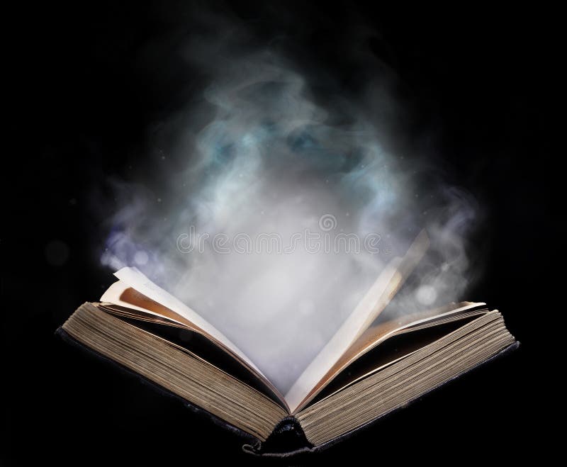 Libro abierto antiguo en el humo mágico