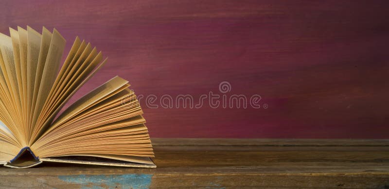 Libro abierto, panorama, educación de la lectura, literatura, buen espacio de la copia foto de archivo libre de regalías Libro abierto, panorama, educación de la lectura, literatura, buen espacio de la copia foto de archivo libre de regalías