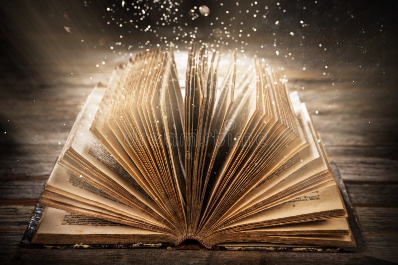 Libro abierto viejo en la tabla de madera con la luz brillante mágica mística imagen de archivo Libro abierto viejo en la tabla de madera con la luz brillante mágica mística imagen de archivo