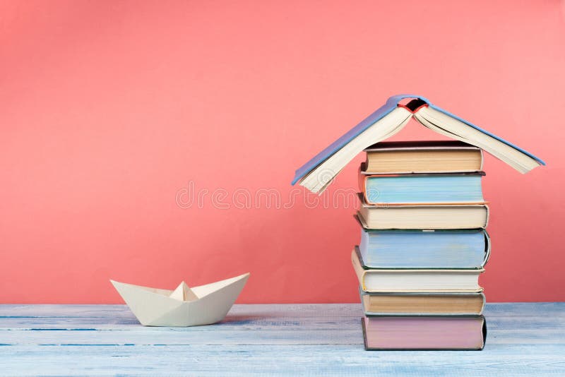 Libro aperto, libri variopinti della libro con copertina rigida sulla tavola di legno Di nuovo al banco Copi lo spazio per testo fotografia stock Libro aperto, libri variopinti della libro con copertina rigida sulla tavola di legno Di nuovo al banco Copi lo spazio per testo fotografia stock