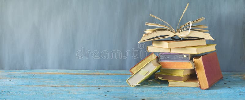 Libro aperto su un mucchio di vecchi libri, panorama fotografie stock Libro aperto su un mucchio di vecchi libri, panorama fotografie stock