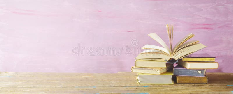Libro aperto su una pila di libri