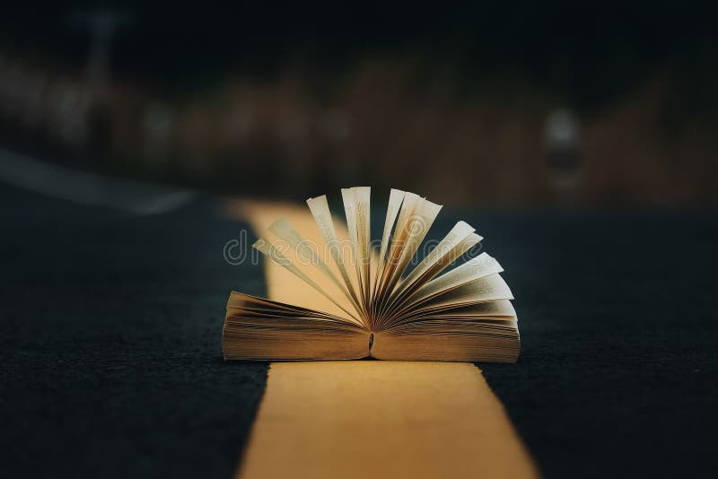 Libro aperto sul moderato fotografie stock Libro aperto sul moderato fotografie stock