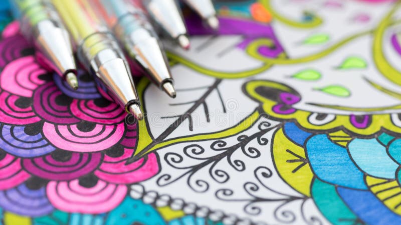 Libro da colorare adulto, nuova tendenza di alleviamento di sforzo Concetto di terapia, di salute mentale, di creatività e di con fotografia stock Libro da colorare adulto, nuova tendenza di alleviamento di sforzo Concetto di terapia, di salute mentale, di creatività e di con fotografia stock