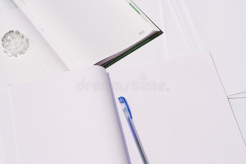 libro de ejercicio blanco con una pluma azul foto de archivo libre de regalías libro de ejercicio blanco con una pluma azul foto de archivo libre de regalías