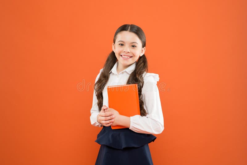 Libro de trabajo del control del uniforme escolar del ni?o Lecci?n de la escuela Ni?o que hace la preparaci?n Crea en posibilidad foto de archivo libre de regalías Libro de trabajo del control del uniforme escolar del ni?o Lecci?n de la escuela Ni?o que hace la preparaci?n Crea en posibilidad foto de archivo libre de regalías