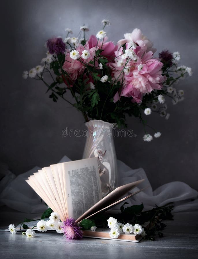 Libro del vintage con el ramo de flores al lado del florero con las flores fondo romántico nostálgico del vintage imagenes de archivo Libro del vintage con el ramo de flores al lado del florero con las flores fondo romántico nostálgico del vintage imagenes de archivo