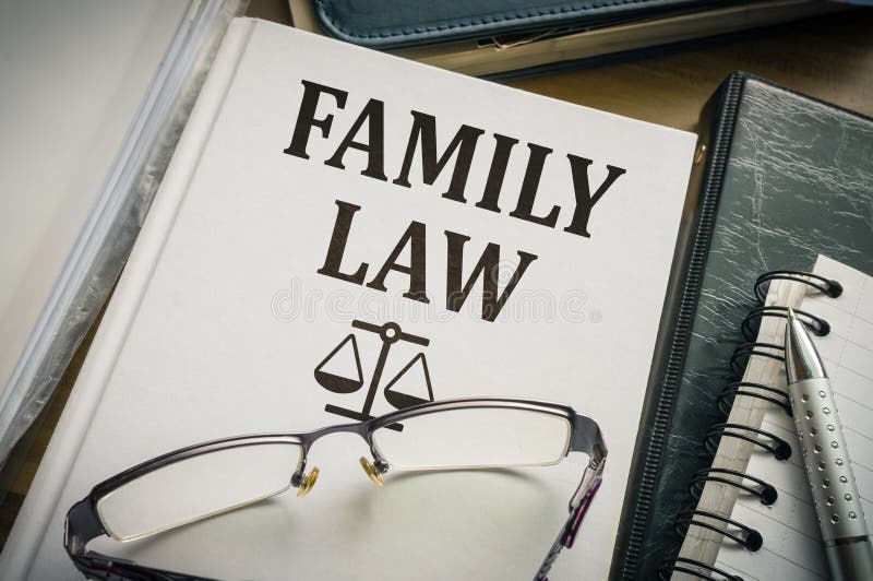 Libro di diritto di famiglia Concetto della giustizia e di legislazione fotografia stock libera da diritti Libro di diritto di famiglia Concetto della giustizia e di legislazione fotografia stock libera da diritti