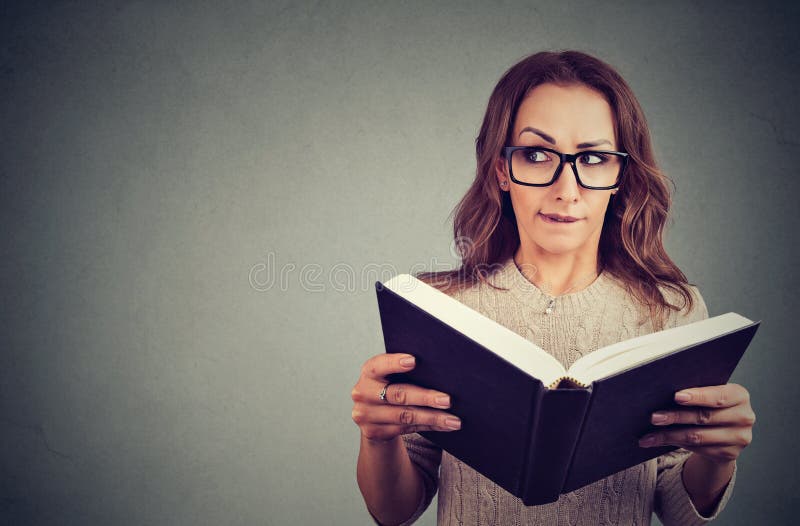 Libro di lettura curioso della donna del nerd