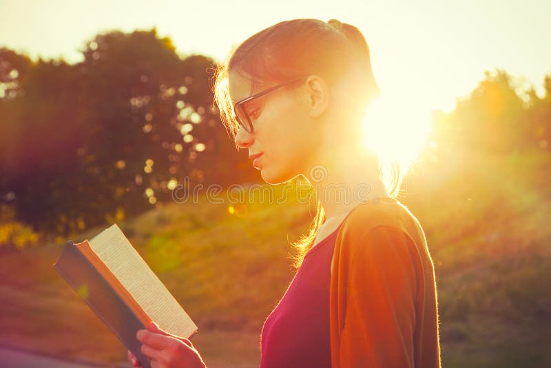 libro di lettura della ragazza immagine stock libera da diritti libro di lettura della ragazza immagine stock libera da diritti