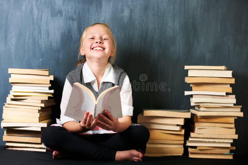Libro di lettura per ragazzi e ragazze per l'istruzione apprendimento delle lingue e conoscenza su lavagna. bambino o fotografie stock libere da diritti