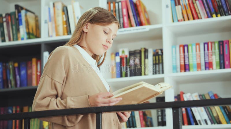 Libro di lettura di ragazze in libreria