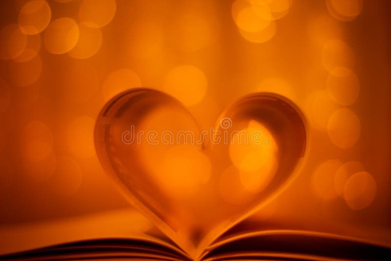 Libro en forma de corazón en fondo del bokeh del oro imagen de archivo libre de regalías Libro en forma de corazón en fondo del bokeh del oro imagen de archivo libre de regalías
