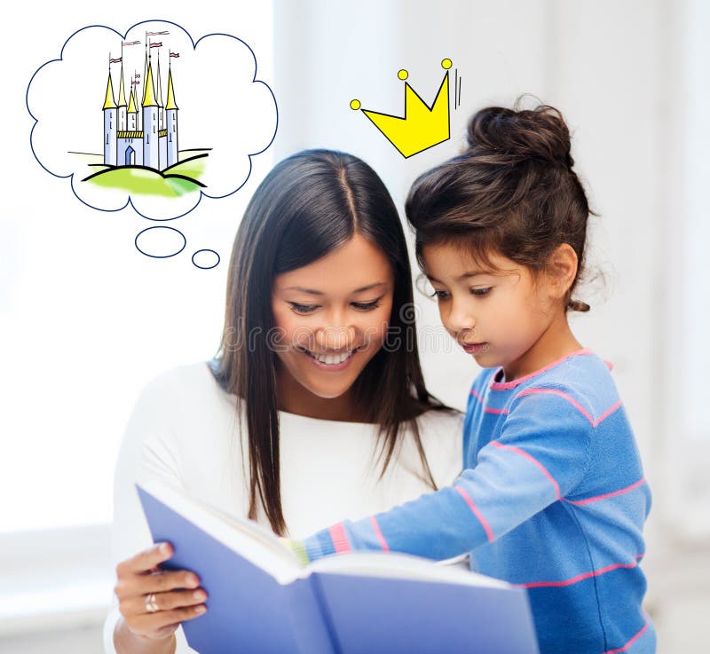 Libro feliz del cuento de hadas de la lectura de la madre y de la hija fotografía de archivo libre de regalías