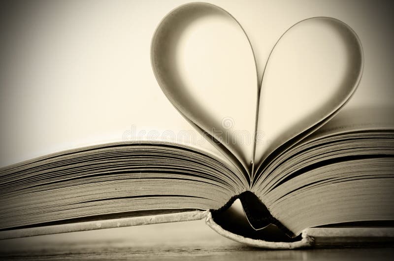Libro a forma di del cuore fotografia stock Libro a forma di del cuore fotografia stock