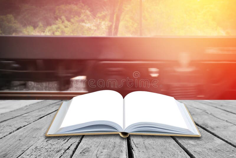 Libro magico aperto per scienza, istruzione o religione fotografia stock libera da diritti