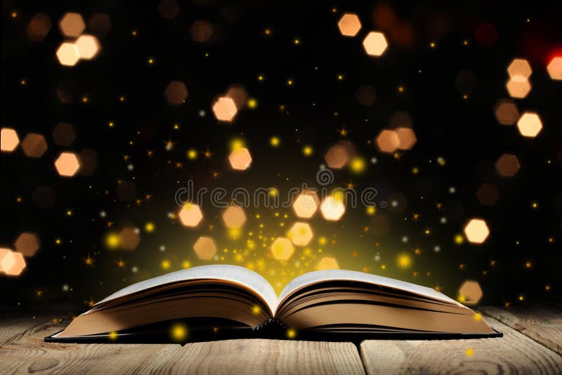 Libro magico aperto su una tavola di legno con le luci del bokeh e di scintillio e fondo nero con lo spazio della copia per il vo immagine stock libera da diritti