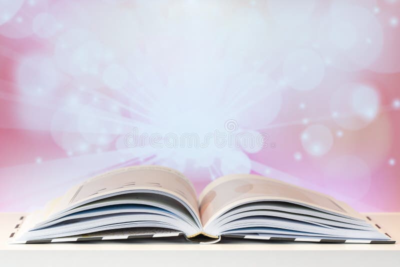 Libro magico aperto sul tavolo. fotografia stock