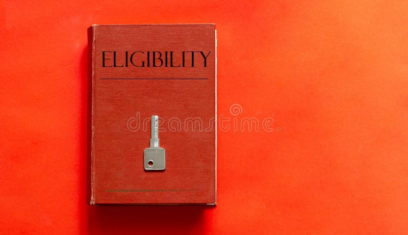 Libro rojo con elegibilidad de texto y una clave en un fondo rojo. concepto de negocio