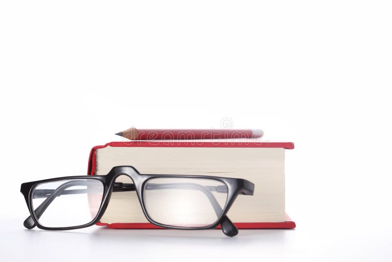 Libro rojo, vidrios del ojo y un lápiz rojo aislado en el fondo blanco con el espacio de la copia para su texto foto de archivo Libro rojo, vidrios del ojo y un lápiz rojo aislado en el fondo blanco con el espacio de la copia para su texto foto de archivo