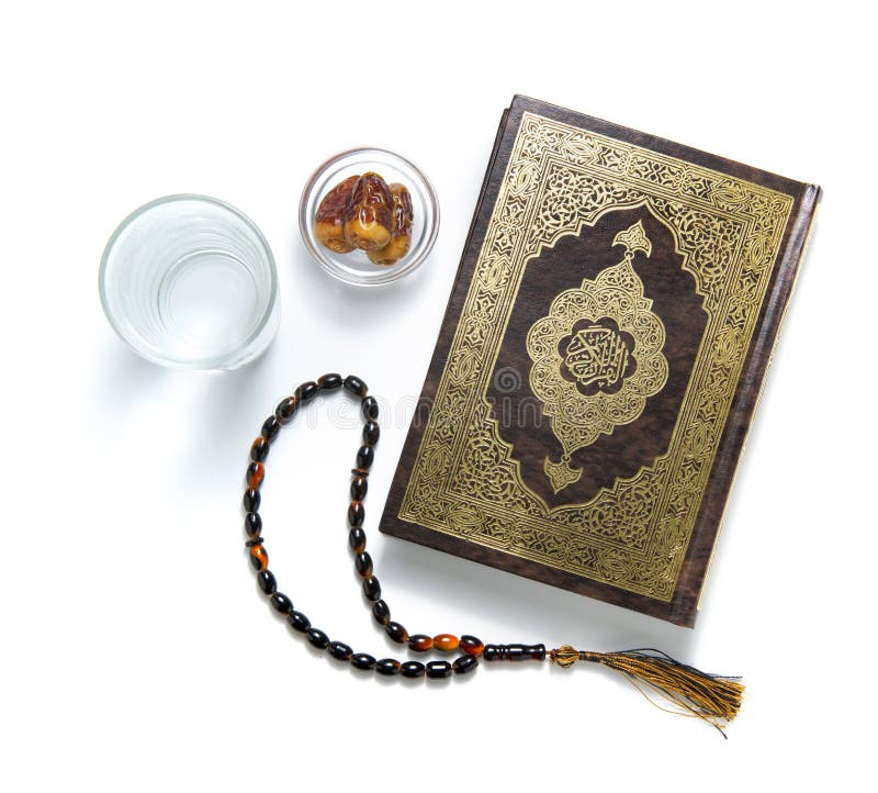 Libro sacro, acqua, date e rosario di Corano, isolati su bianco immagini stock libere da diritti Libro sacro, acqua, date e rosario di Corano, isolati su bianco immagini stock libere da diritti