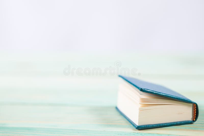 Libro su fondo di legno immagini stock libere da diritti Libro su fondo di legno immagini stock libere da diritti