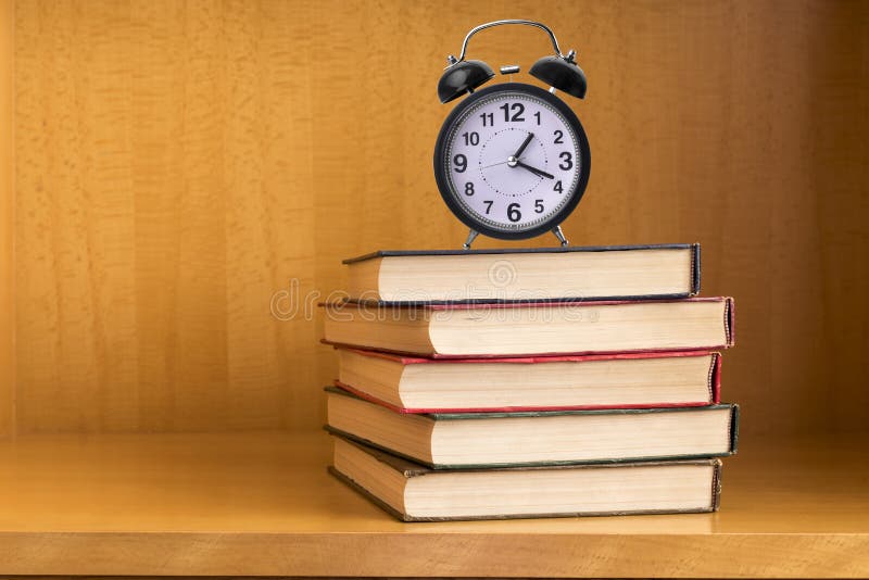 Libro sulla tavola nell'aula immagini stock libere da diritti Libro sulla tavola nell'aula immagini stock libere da diritti